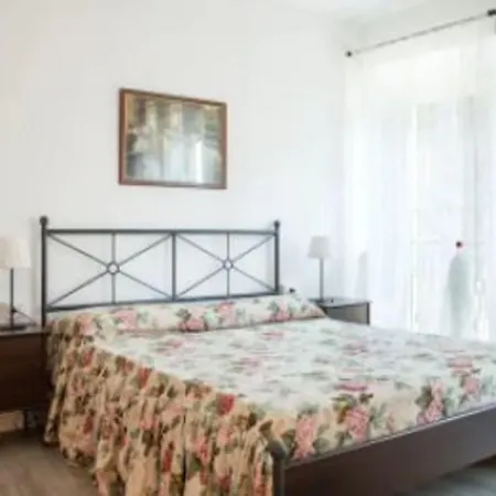 Laura 6 Apartment מנאג'יו