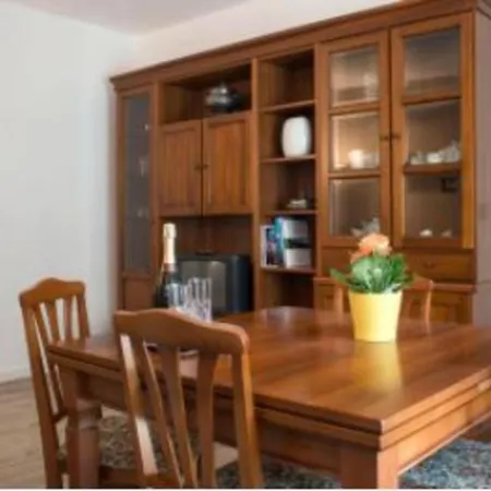 Laura 6 Apartment דירה מנאג'יו